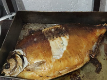 Pacu assado recheado com farofa