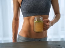 Por que as pessoas estão tomando caldo de ossos de manhã?