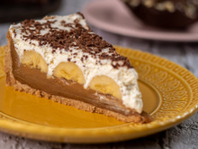 Troque o chantilly da receita de banoffee por sorvete e faça uma sobremesa incrível pro verão