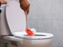 Poucas pessoas usam a escova de banheiro do jeito certo: você limpa o vaso, mas esquece de fazer isso