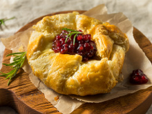 Queijo Brie na massa filo: o aperitivo sofisticado que vai encantar seus convidados na ceia de Natal