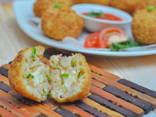 Tem sobras de macarrão na geladeira que não aguenta mais? Então pega essa receita de bolinho frito com a massa!