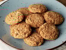 Esse biscoitinho sem açúcar de banana e aveia está salvando a minha dieta, faço uma fornada por semana e rende muito (receita fácil!)