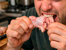 O que acontece se você comer frango cru sem perceber? Especialista responde