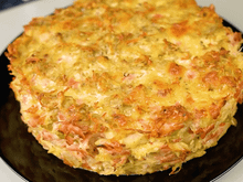Desde que aprendi a fazer torta salgada com base de batata ralada, nunca mais comprei massa pronta: crocante e sem trigo