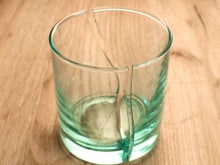 Como evitar copos trincados pelo líquido quente: truque simples