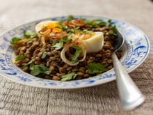 Uma refeição rica em proteínas que pode ser preparada em 15 minutos: salada morna de lentilha e ovo