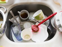 A maioria das pessoas lava a louça do jeito errado: veja a forma correta!