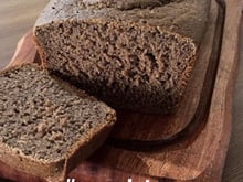 Bolo de alfarroba e biomassa de banana verde
