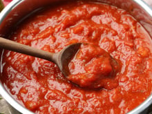 Depois que aprendi como fazer molho de tomate caseiro, eu disse adeus ao comprado no supermercado: uma receita simples e saborosa do TudoGostoso
