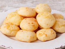 Pão de queijo rápido com apenas 3 ingredientes para um café da manhã ou lanche fácil e que todos em casa vão adorar