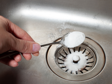 O truque simples e econômico da vovó transforma a pia entupida em uma pia nova em segundos