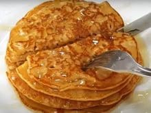 Troque o pão do café a manhã por essa panqueca SEM TRIGO e SEM OVO: receita nutritiva de liquidificador é muito fácil de fazer