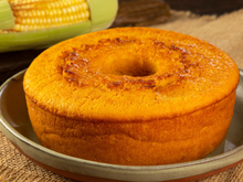 Faz no feriado: é só misturar tudo e bater no liquidificador que está pronto esse bolinho de milho que derrete na boca