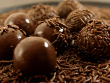 Calda, recheio ou bolinha: conheça os pontos do brigadeiro e nunca mais erre na textura