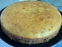 Bolo de iogurte simples e rápido com recheio de chocolate e cereais