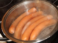 Adicione isso à água do cozimento da salsicha: o cachorro-quente ficará incrível