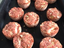 Empadinha de linguiça, recheada com ovo e queijo