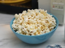 Como fazer com que todos os milhos da pipoca estourem? TudoGostoso ensina truque simples para aproveitar cada grão