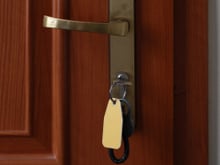 É certo ou errado deixar a chave na fechadura da porta durante a noite?