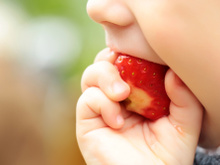 5 alimentos que devem ser evitados por crianças abaixo de 2 anos