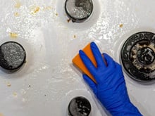 Testei 3 formas de limpar gordura do fogão e só uma realmente funcionou de verdade com a sujeira incrustada