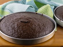 Eu aprendi a fazer bolo sem ovo quando faltou o ingrediente e agora faço sempre no lanche