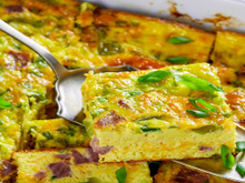 Adeus, louça suja: omelete de forno na travessa é a receita prática que você precisava