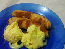 Banana assada com sorvete e canela