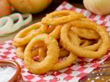 Como fazer anel de cebola de fast-food: 2 receitas maravilhosas para você testar em casa