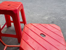 Poucas pessoas sabem, mas o furo no meio da cadeira de plástico tem uma função importante