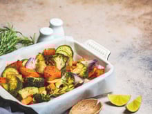 Poucos sabem, mas é assim que se come salada no inverno: gostoso, prático e bem aconchegante