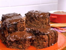 O melhor bolo de chocolate molhadinho e com a melhor calda do mundo