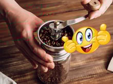 É assim que o seu café terá mais sabor, intensidade e aroma: os benefícios de moer o grão em casa e como fazer