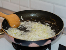 Você esquenta o azeite antes ou junto com a cebola na hora de refogar? Descubra como fazer no TudoGostoso