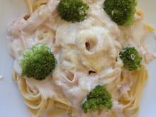 Macarrão ao molho branco com peito de peru