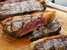 É verdade que comer gordura da carne faz mal? Descubra de uma vez por todas se você deve cortar do cardápio