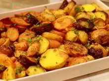 O segredo das batatas assadas crocantes e soltinhas está em 4 truques simples: como fazer sem grudar na assadeira!