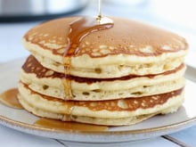 Igualzinho às dos cafés, mas com ingredientes simples: como fazer panquecas fofinhas em casa com ingredientes e passo a passo