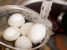 Ovo cozido: começar na água fria ou na água quente? Nutricionista explica qual é o jeito certo