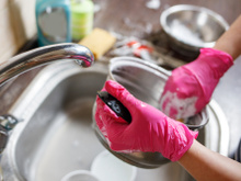 Descubra como limpar panela queimada de açúcar