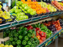 O primeiro lugar vai te surpreender: ranking revela os alimentos frescos com mais pesticidas em 2026
