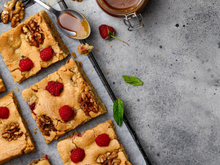 "Esse é o blondie, irmão do brownie": como fazer um bolo cremoso de baunilha, chocolate e morango SEM FARINHA e com muito sabor