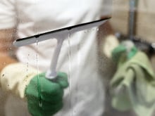 Banheiro: 3 formas eficientes para limpar seu box de vidro com vinagre e deixá-lo brilhando