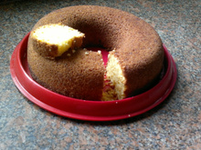 Bolo de fubá com queijo e coco