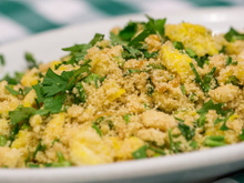 Farofa da vovó que virou da mamãe e agora é minha: receita simples de família com um ingrediente diferente que a torna um acompanhamento especial