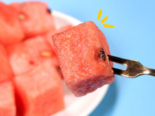 Um jeito simples de cortar a melancia em 2 minutos e sem sujeira na cozinha