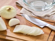 O segredo dos chefs: seus pratos ficarão iguais de restaurante depois que aprender o jeito certo de cortar cebola para cada tipo de preparo
