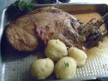 Pernil de ovelha com batata doré