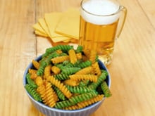 Fiz em 2002 e deu sorte: torresmo de macarrão verde e amarelo é o petisco crocante perfeito para os jogos da Copa